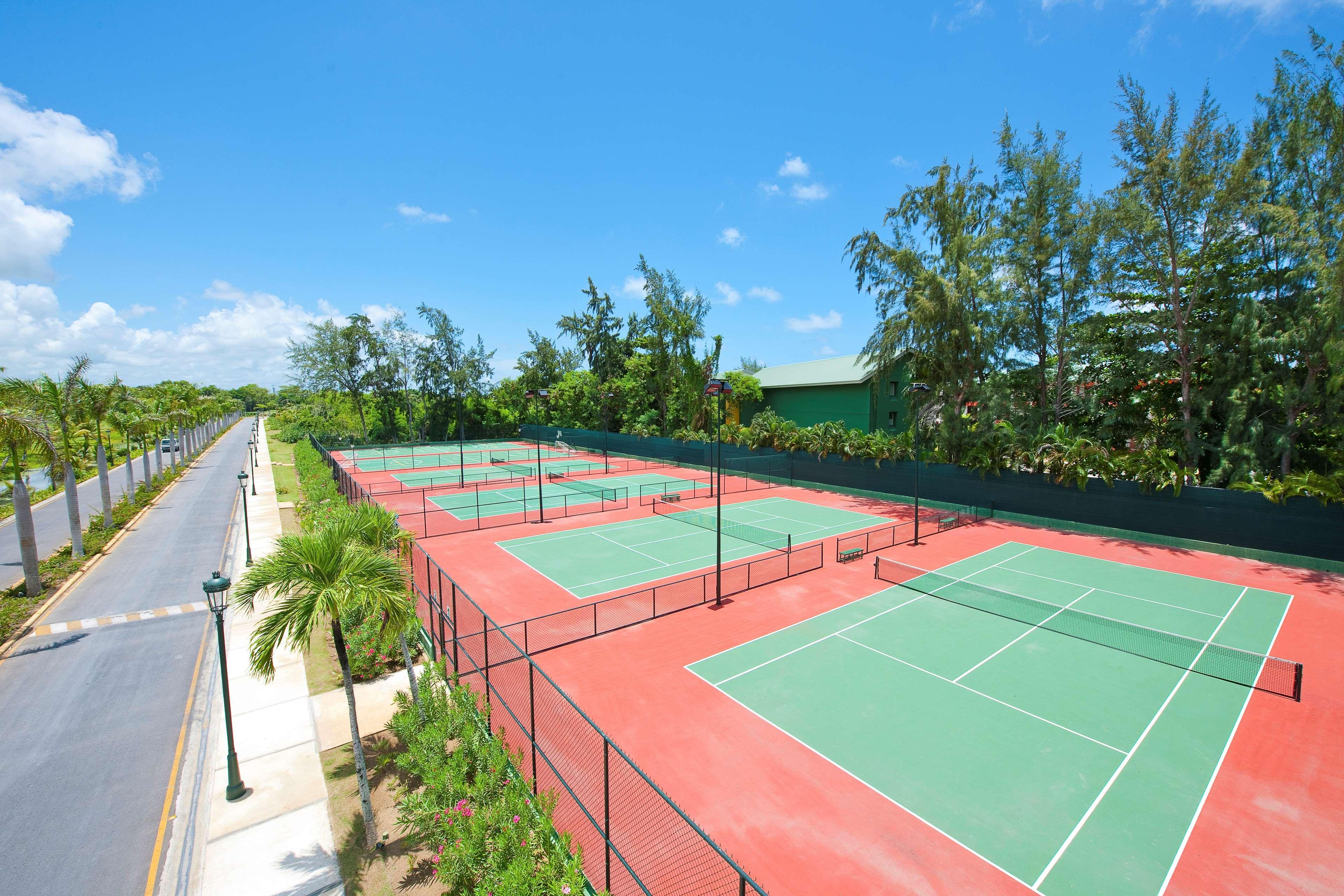 Barcelo Bavaro Beach (Adults Only) Πούντα Κάνα Εξωτερικό φωτογραφία Tennis courts at the resort