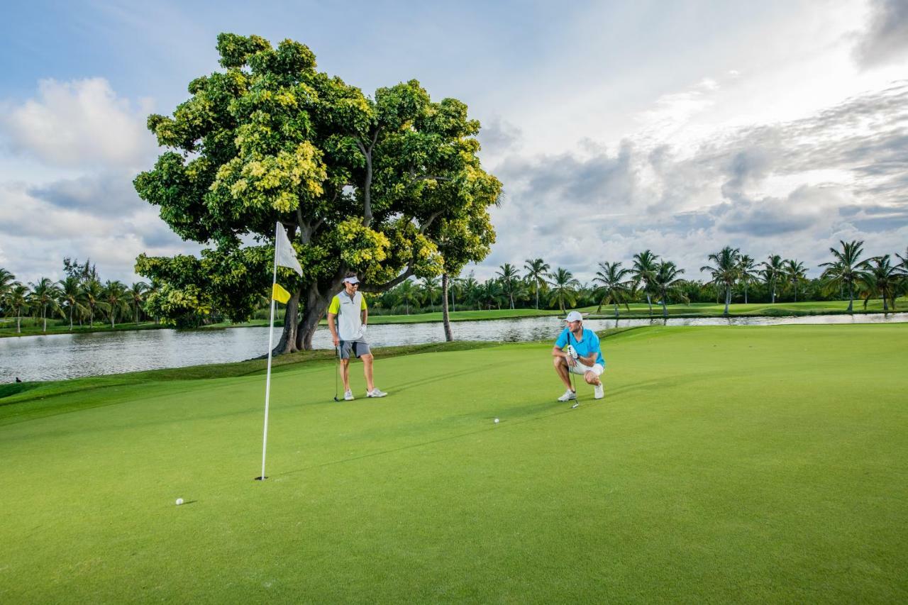 Barcelo Bavaro Beach (Adults Only) Πούντα Κάνα Εξωτερικό φωτογραφία Golfers on the green of the 18th hole at the Ocean Club